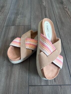 TOMS Woven Slide Sandals Women’s 9 Tan Pink Striped Comfort Slip On EUC